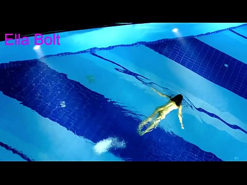 ❤️ Handikwanise kumira kuona, mudiki blonde akabatwa achishambira asina kupfeka muELLA BOLT resort pool ❤ ❌️❤